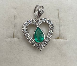 Colgante Oro 18k Corazón Esmeralda y Diamantes