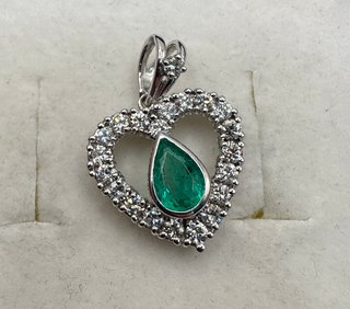 Colgante Oro 18k Corazón Esmeralda y Diamantes