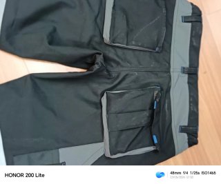 Pantalones de trabajo negros con detalles azules