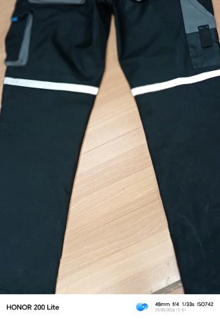 Pantalones de trabajo negros con detalles azules