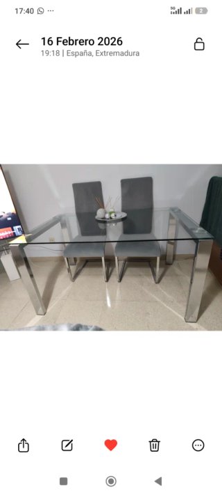 Mesa de cristal y metal plateado