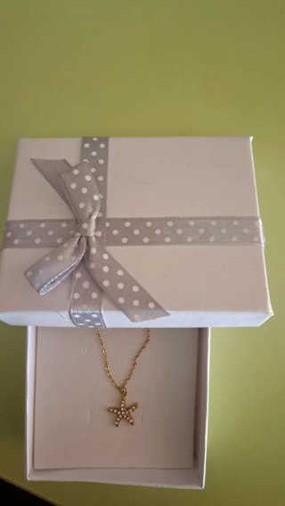 Colgante estrella dorada con brillantes