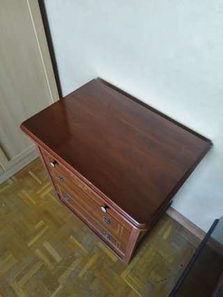 Mesita de noche de madera con detalles