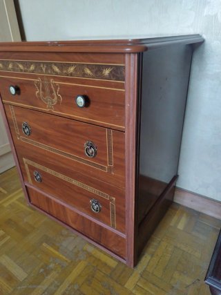 Mesita de noche de madera con detalles