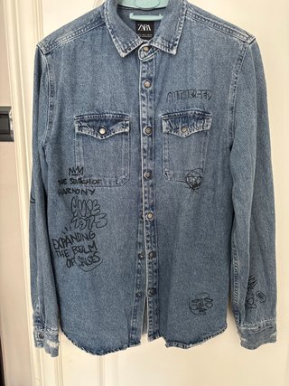 Camisa vaquera Zara con grafitis