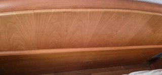 Cabecero de madera marrón