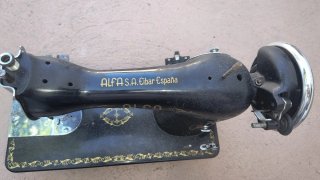 Máquina de coser Alfa antigua