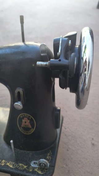 Máquina de coser Alfa antigua