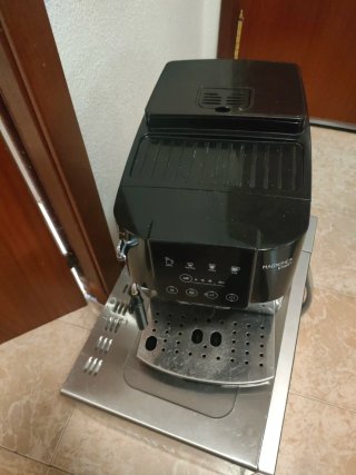 Cafetera Delonghi Magnífica Start Negra
