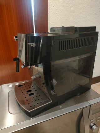 Cafetera Delonghi Magnífica Start Negra