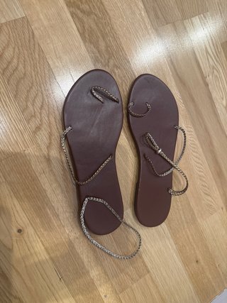 Sandalias planas marrones y doradas