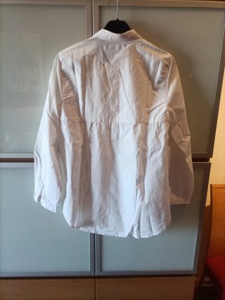 Camisa blanca con estampado de unicornio