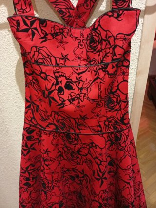 Vestido rojo con estampado de rosas
