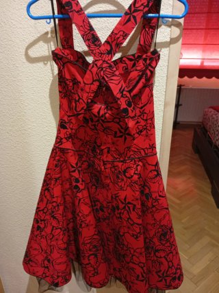 Vestido rojo con estampado de rosas