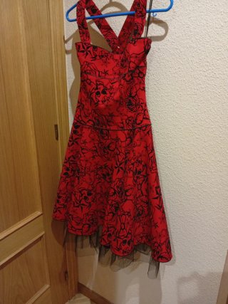 Vestido rojo con estampado de rosas