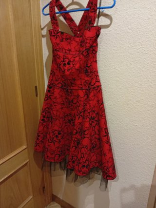 Vestido rojo con estampado de rosas