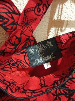 Vestido rojo con estampado de rosas