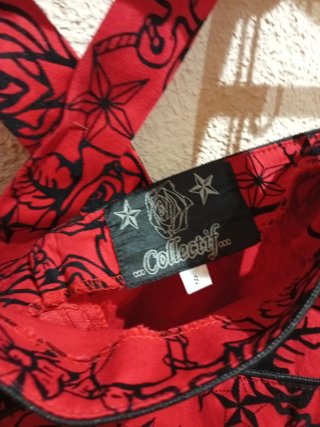 Vestido rojo con estampado de rosas