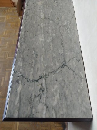 Cómoda de madera con mármol