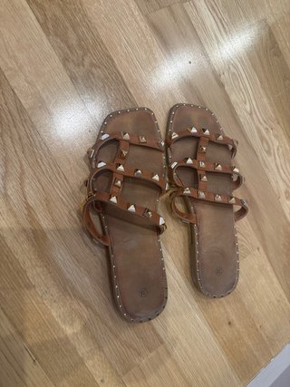 Sandalias planas tachuelas marrón talla 38