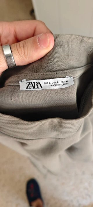 Sudadera Zara cuello ajustado gris