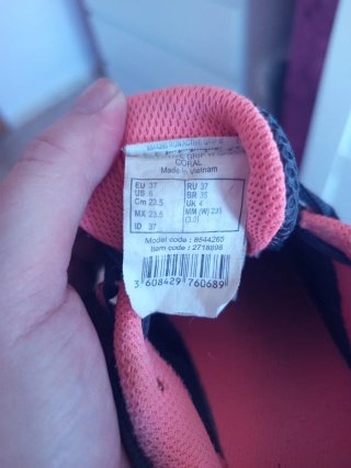 Zapatillas deportivas negras y rosas