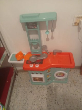 Cocina de juguete naranja y verde