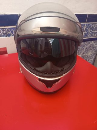 Casco de moto plateado integral
