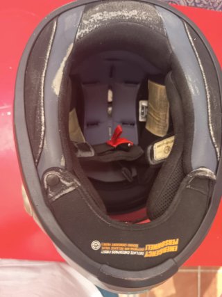 Casco de moto plateado integral