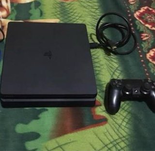 PS4 (PlayStation 4) con mando
