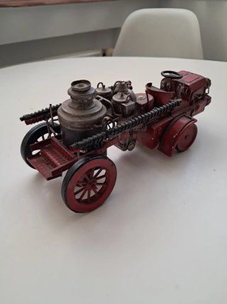 Coche de bomberos antiguo de metal