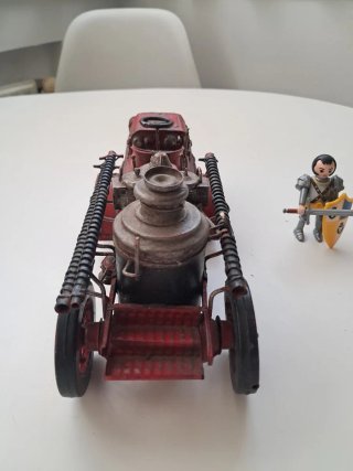 Coche de bomberos antiguo de metal