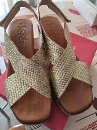 Sandalias cuña doradas talla 39. Negociable