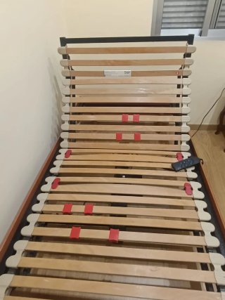 Cama articulada de madera y metal
