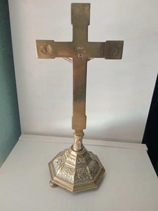 Crucifijo grande con base de latón