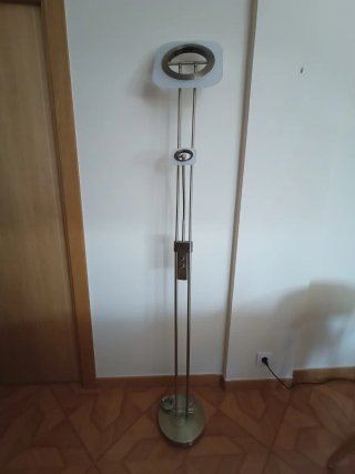 Lámpara de pie dorada y blanca