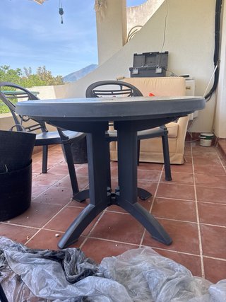 Mesa redonda exterior gris y blanca