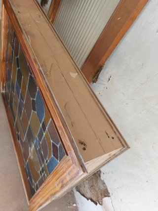 Ventana con vidriera plomada y marco macizo