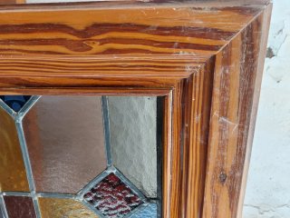 Ventana con vidriera plomada y marco macizo