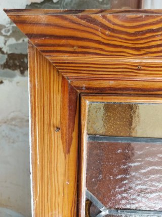 Ventana con vidriera plomada y marco macizo