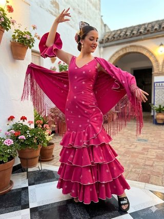 Traje de flamenca rosa con volantes