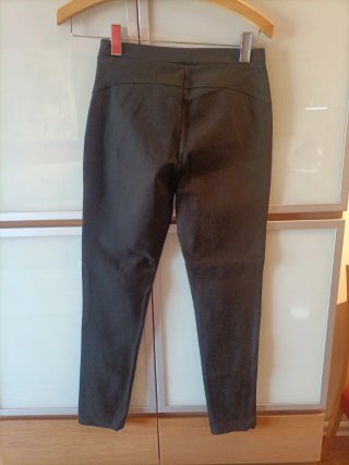 Pantalones negros con tachuelas
