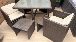 Mesa de comedor exterior ratán y cristal