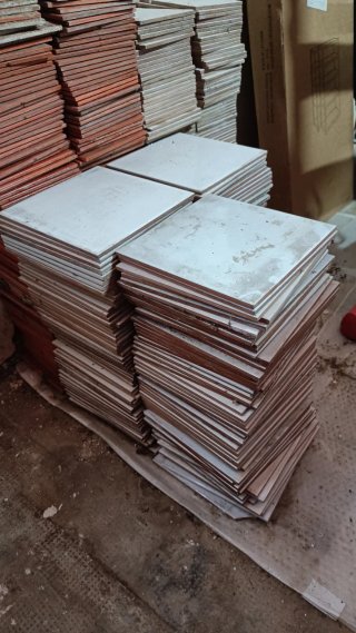 Azulejos blancos y rojos