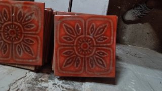 Azulejos blancos y rojos