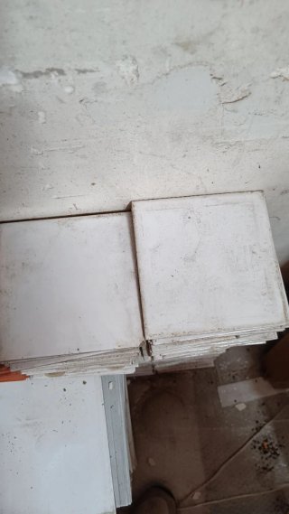 Azulejos blancos y rojos