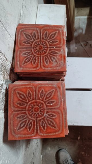 Azulejos blancos y rojos