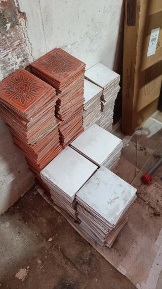 Azulejos blancos y rojos