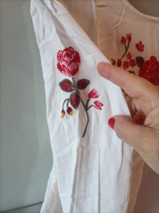 Blusa blanca bordada flores rojas