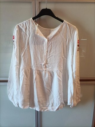 Blusa blanca bordada flores rojas